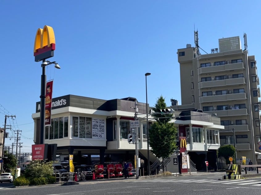 マクドナルド(ファストフード)まで400m 芦屋ニューコーポ２番館