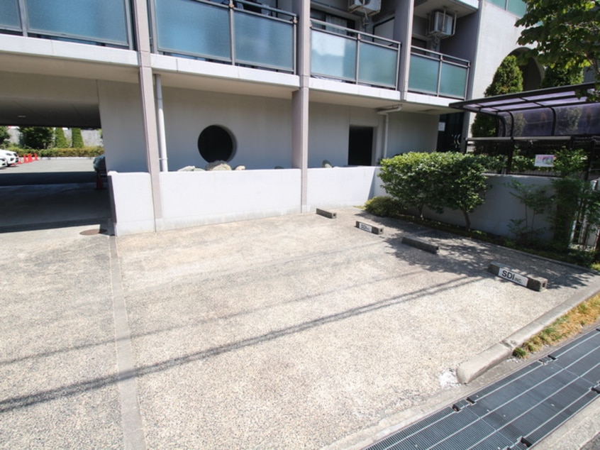 駐車場 ＰＯＩＳＳＯＮ　ＲＯＵＧＥ