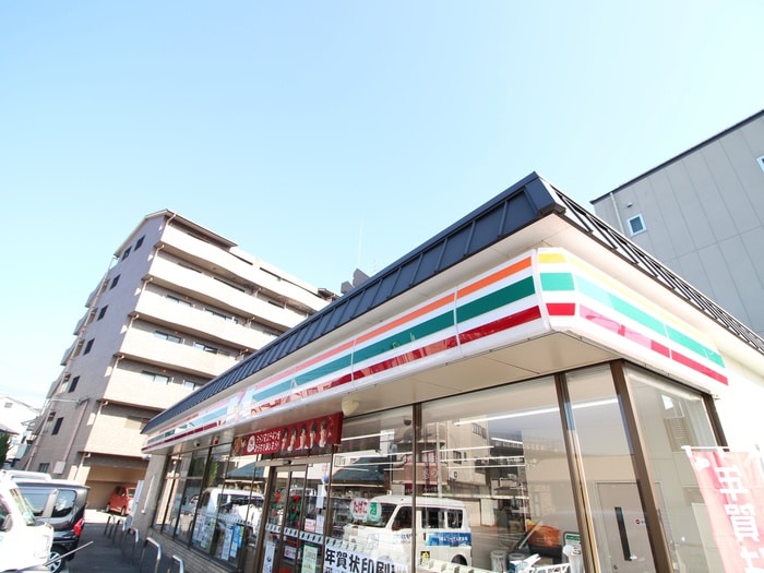 セブンレイブン(コンビニ)まで775m カーサ・パレルモ
