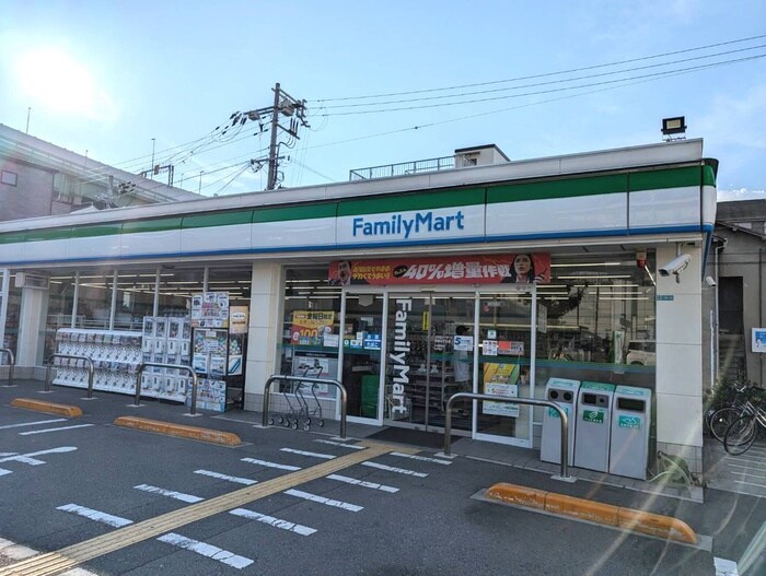 ファミリーマート(コンビニ)まで214m フラップハウス