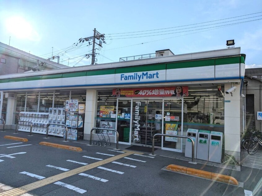 ファミリーマート(コンビニ)まで214m フラップハウス