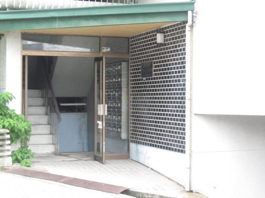 エントランス部分 離宮前グリ－ンハイツ
