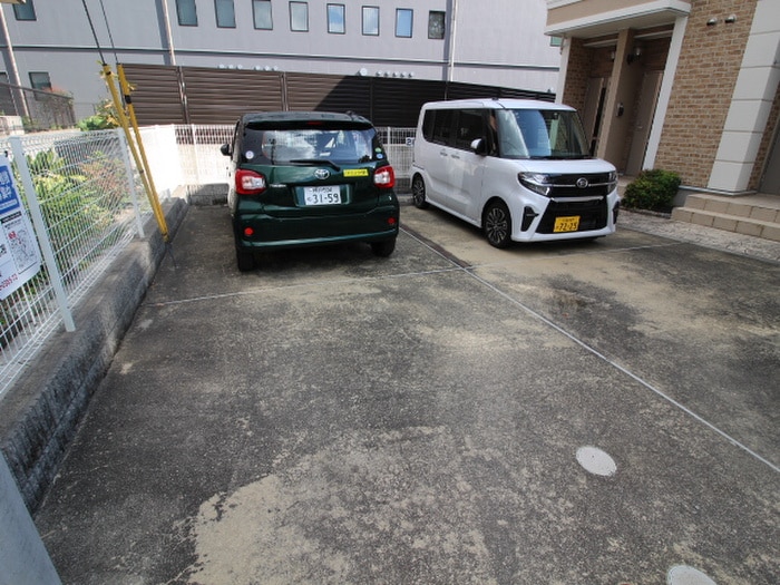 駐車場 マンダリ－ヌ