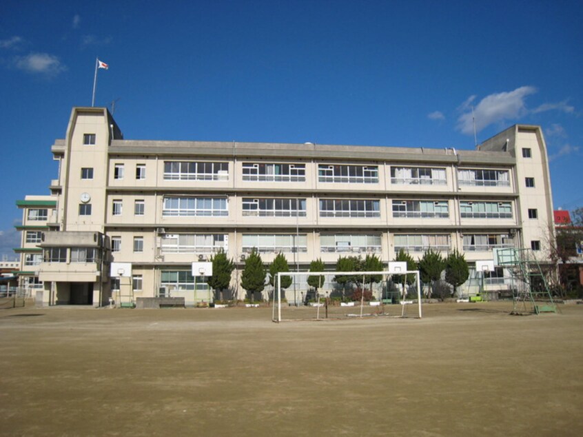 平田中学校(中学校/中等教育学校)まで720m Grand briller