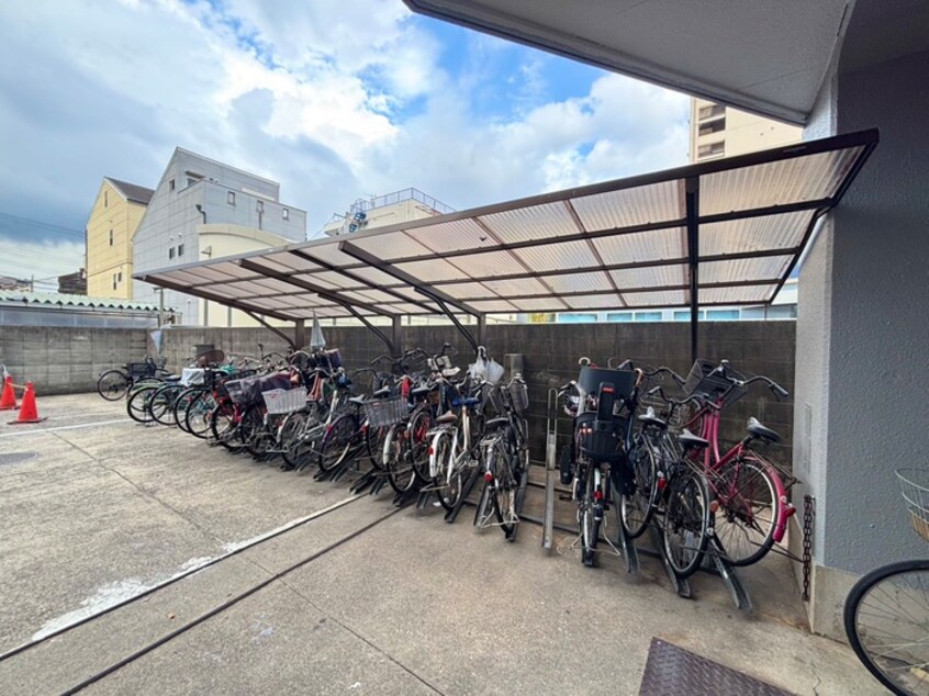 駐輪場 シロハイヌ湯里