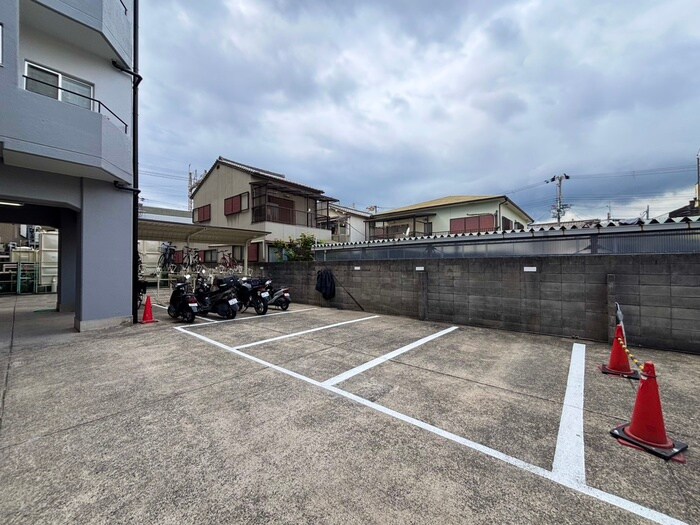 駐車場 シロハイヌ湯里