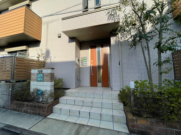 エントランス部分 エルメゾン太秦安井