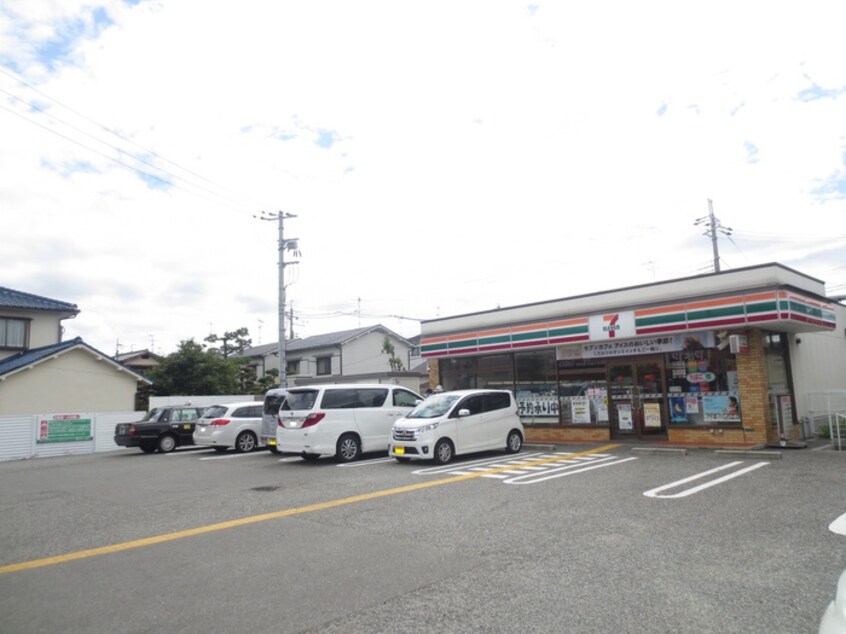 セブン-イレブン 尼崎富松町２丁目店(コンビニ)まで700m ﾒﾙﾍﾞｰﾙﾏｳﾝﾃﾝｳﾞｨﾚｯｼﾞ