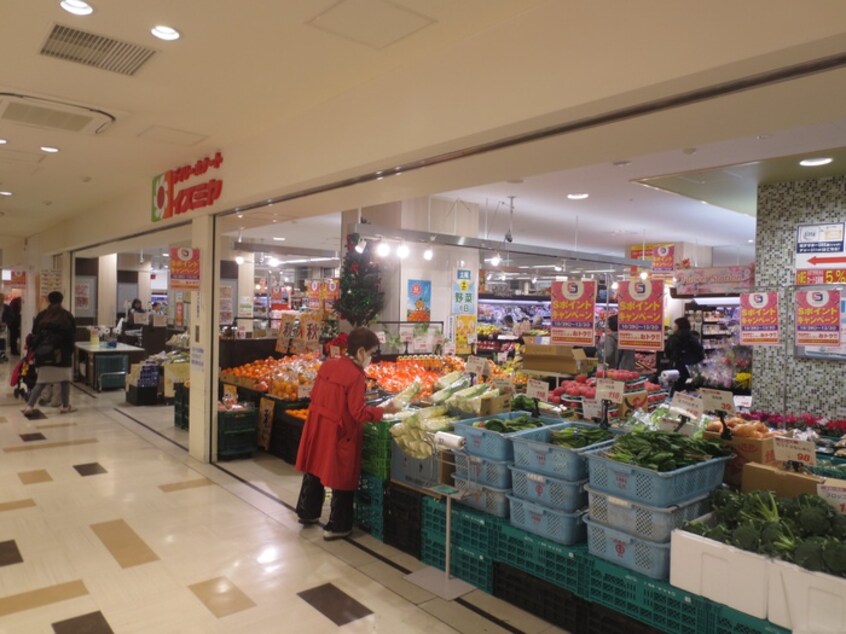 イズミヤ尼崎(スーパー)まで550m フジパレス尼崎東難波Ⅲ番館