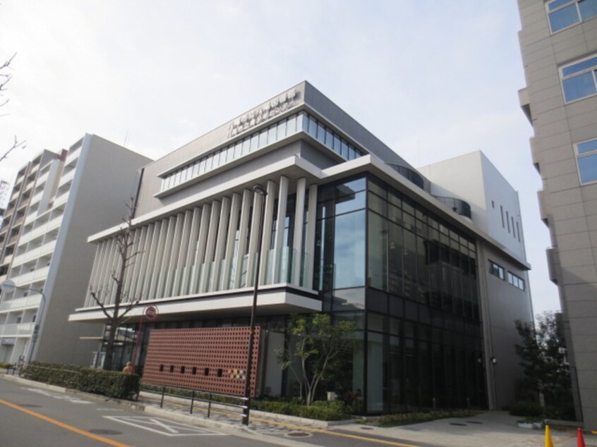 八尾図書館(図書館)まで176m シティ－ハイツ八尾本町