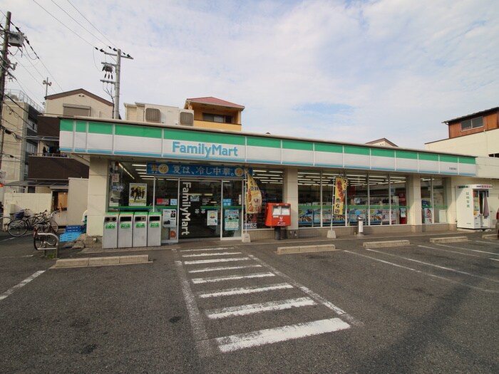 ファミリーマート(コンビニ)まで700m 出島文化