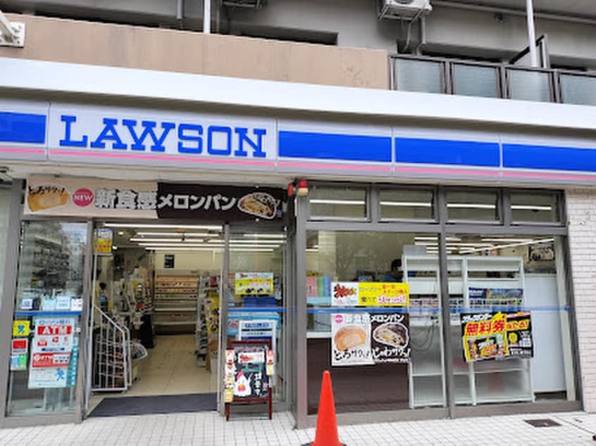 ローソン 幸町通二丁目店(コンビニ)まで120m ｺﾝﾌｫﾘｱ・ﾘｳﾞ桜川ｿﾙﾃﾗｽ