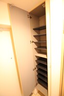 靴箱 ﾌｫｰﾘｱﾗｲｽﾞ南堀江ｳﾞｨｰﾀ(903)