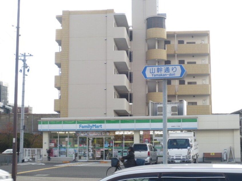 ファミリーマート(コンビニ)まで360m ソラーレ名神町