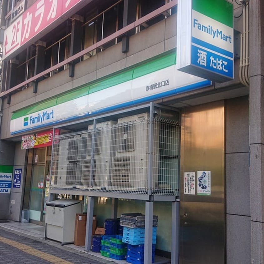 ファミリーマート(コンビニ)まで65m コーポラス京橋