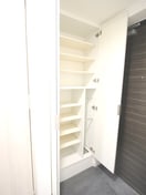 靴箱 ﾌﾟﾚｻﾝｽOSAKA西中島ﾘｴｿﾞﾝ(908)