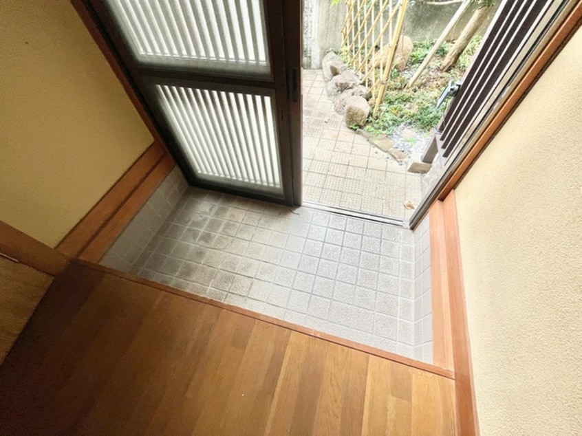 玄関 加茂１丁目貸家