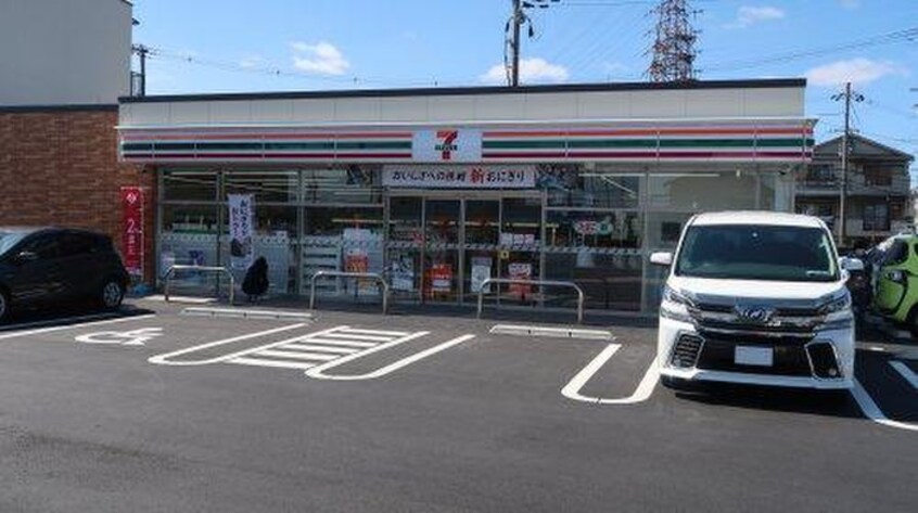 セブンイレブン高槻芝生3丁目店(コンビニ)まで600m エステ－ト樋口