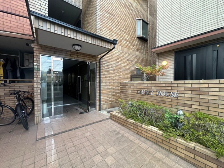 エントランス部分 ＬＡＵＲＥＬ　ＨＯＵＳＥ