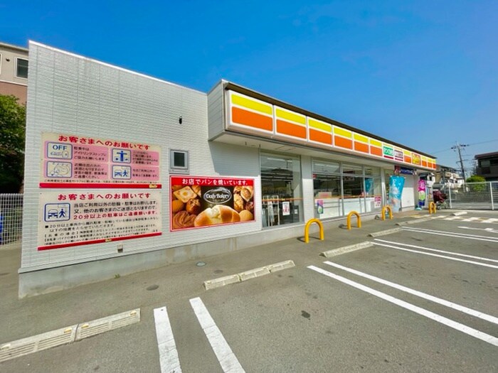 デイリーヤマザキ 寝屋川八坂町店(コンビニ)まで302m ｻﾝｼｴ寝屋川