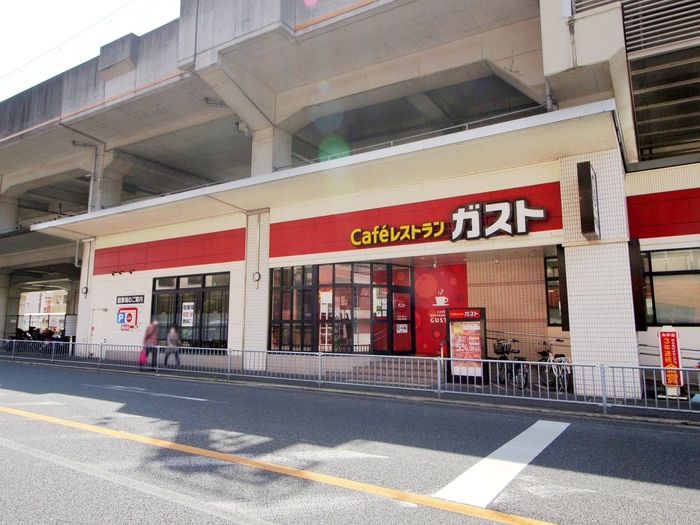 ガスト豊中本町店(その他飲食（ファミレスなど）)まで749m アヴェニール蛍池南町