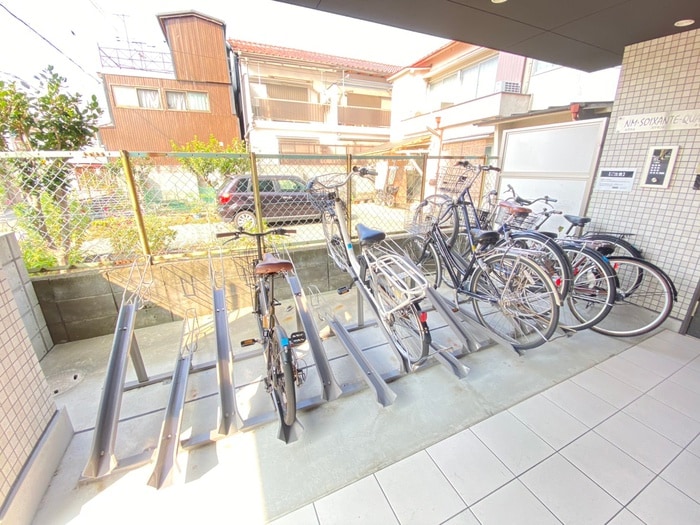 駐輪場 エヌエムスワサントキャトルズ