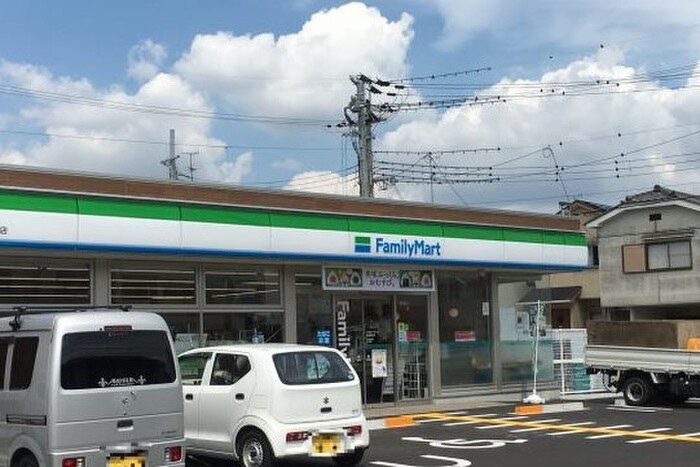 ファミリーマート(コンビニ)まで300m エヌエムスワサントキャトルズ