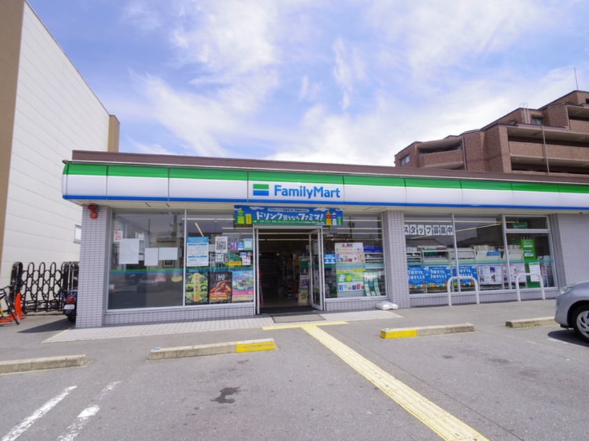 ファミリーマート(コンビニ)まで400m ＰＬＡＣＩＤＥ七瀬川