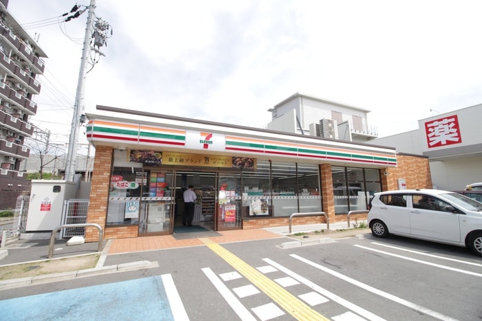 セブンイレブン(コンビニ)まで80m ﾌｧｽﾃｰﾄ北大阪ﾗｯｾﾙ(205)