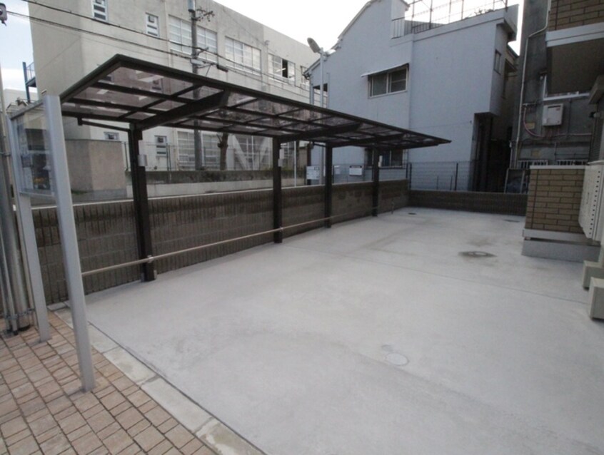 駐輪場 カーサルピナス