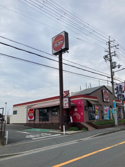 ガスト(その他飲食（ファミレスなど）)まで1170m 古河マンション