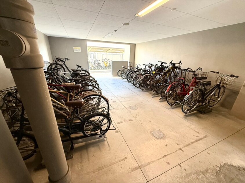 駐輪場 ｴｽﾘｰﾄﾞﾚｼﾞﾃﾞﾝｽ大阪WEST