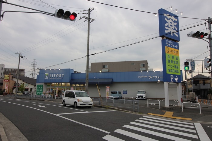 ラフォート(ディスカウントショップ)まで388m Belong中百舌鳥