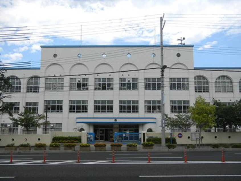 本山第二小学校(小学校)まで350m エイト岡本