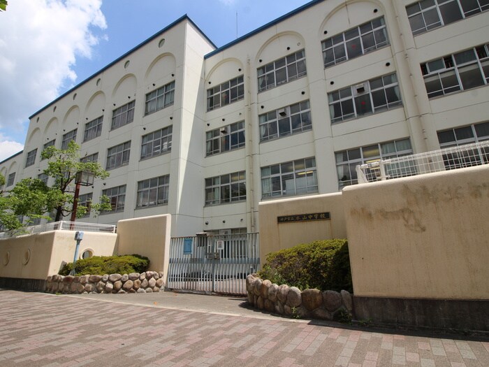 本山中学校(中学校/中等教育学校)まで360m エイト岡本