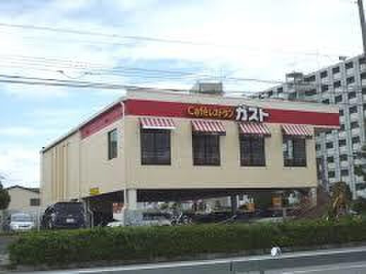ガスト(その他飲食（ファミレスなど）)まで170m セレクト三愛