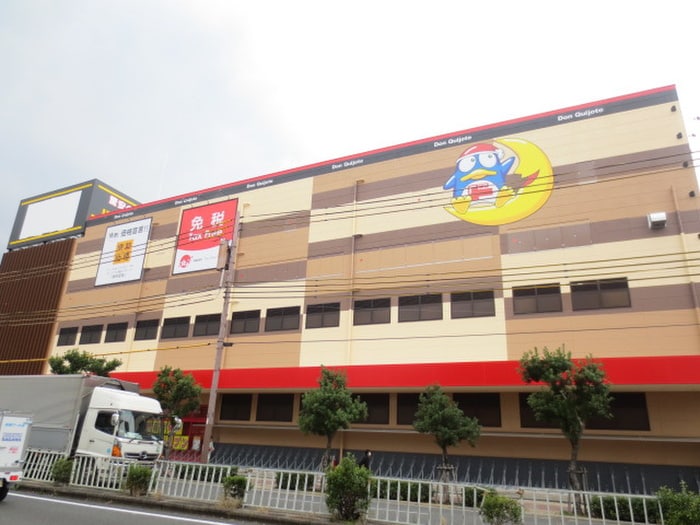 ドンキホーテー(ディスカウントショップ)まで758m Ｄ．Ｇ．ＣＯＵＲＴ