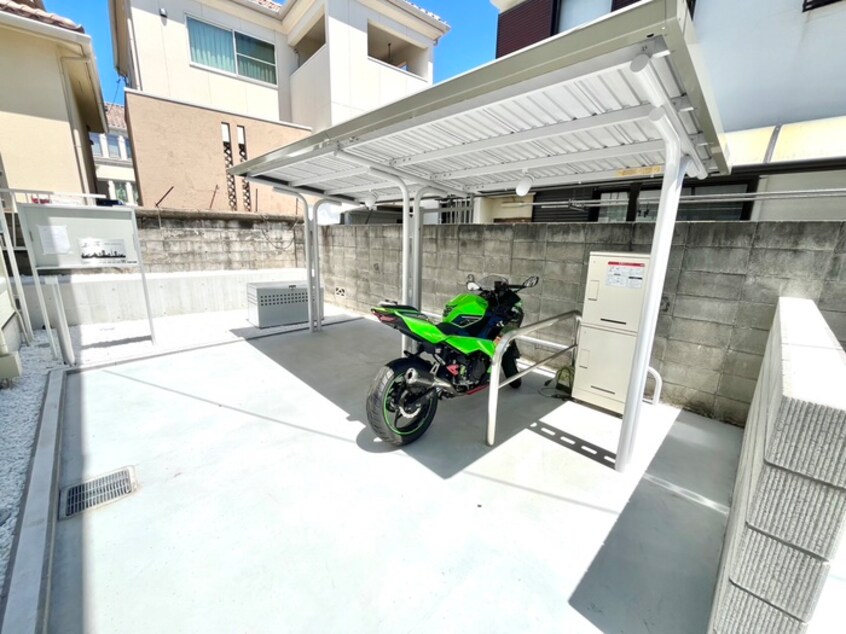 バイク置き場 ヒールコート関守