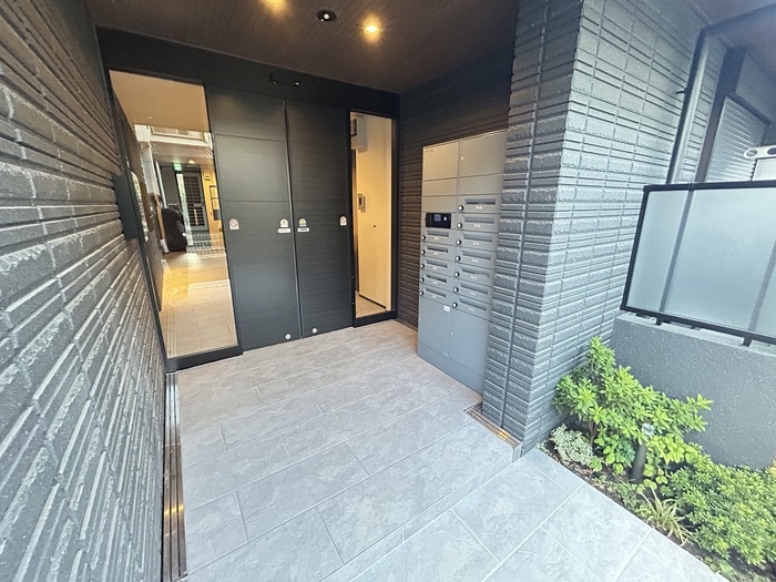 エントランス部分 ROBUSTO岡町北