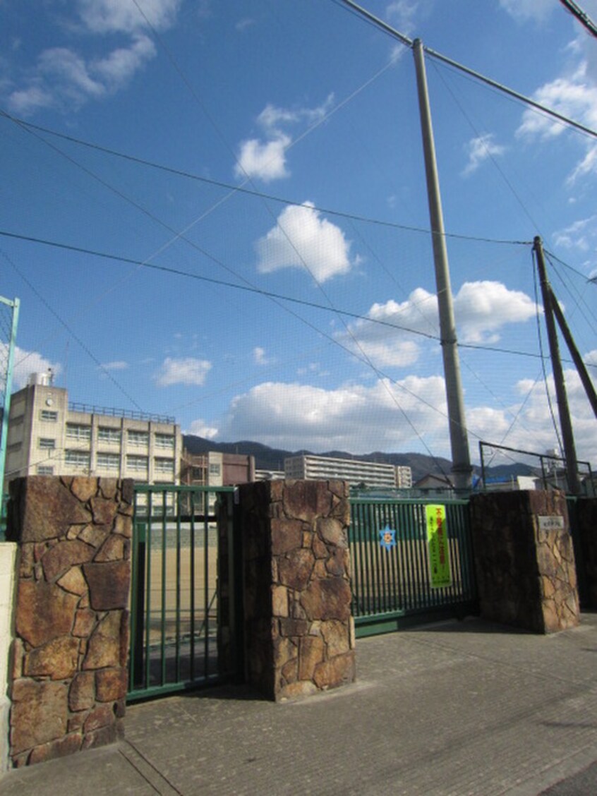 枚岡中学校(中学校/中等教育学校)まで1200m 北井駅前住宅