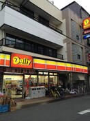デイリーヤマザキ浅香山駅前店(コンビニ)まで36m シャルム香ヶ丘