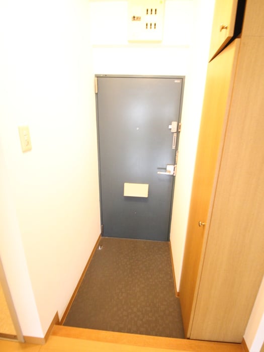 玄関 シャトル岩園