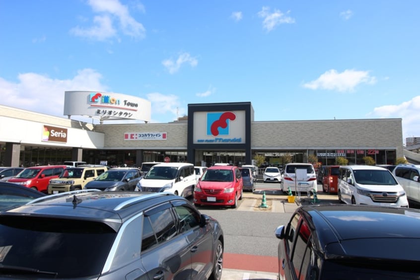 ミリオンタウン豊中豊南(スーパー)まで435m 岡松貸家