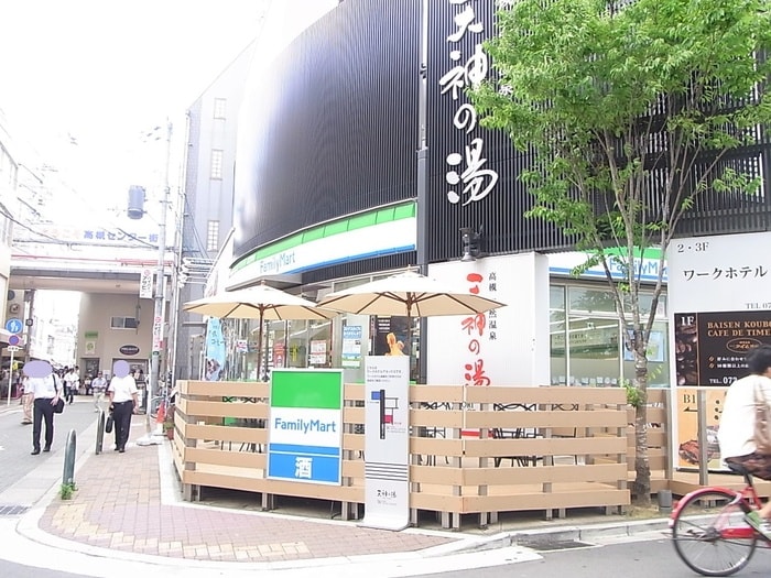 ファミリーマート(コンビニ)まで200m GREEN　FIELD