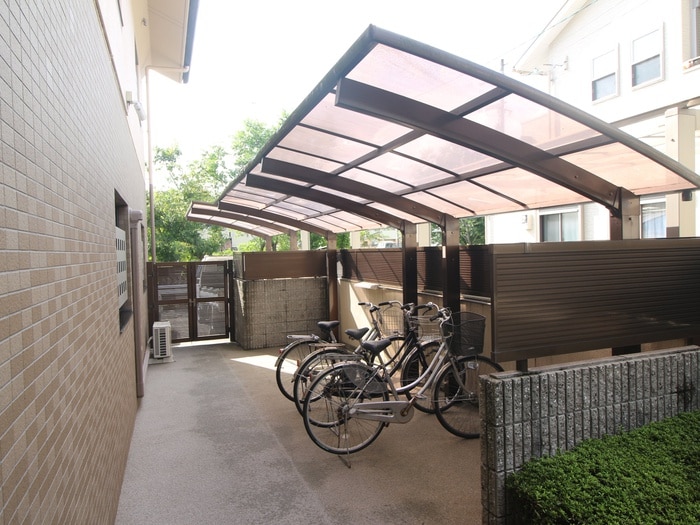 駐輪場 コンチネンタルオオサギ