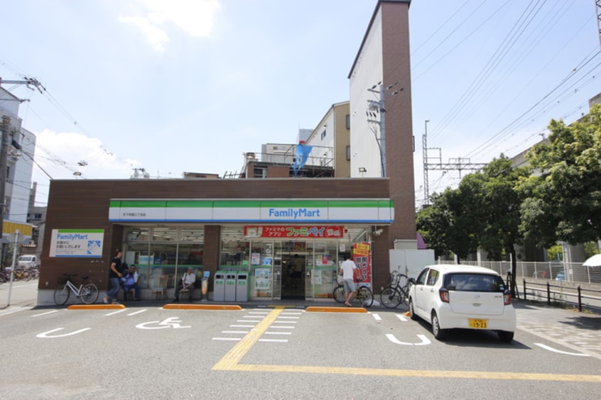 ファミリーマート天下茶屋３丁目店(コンビニ)まで200m オズレジデンス天下茶屋