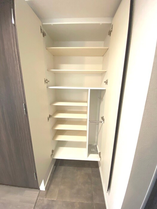 靴箱 ｺﾝﾌｫﾘｱ･ﾘｳﾞ新大阪西宮原ｿﾙﾃﾗｽ