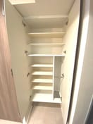 靴箱 ｺﾝﾌｫﾘｱ･ﾘｳﾞ新大阪西宮原ｿﾙﾃﾗｽ