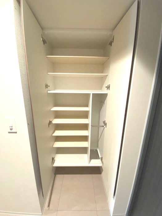 靴箱 ｺﾝﾌｫﾘｱ･ﾘｳﾞ新大阪西宮原ｿﾙﾃﾗｽ