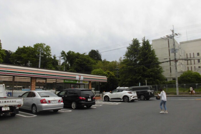 セブンイレブン大津美崎店(コンビニ)まで240m ヴィラージュ美崎